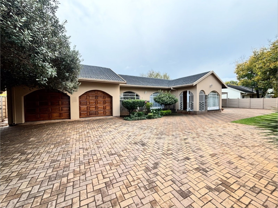 6 Bedroom Property for Sale in Flamwood North West